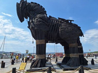 Canakkale, Türkiye 15 Ağustos 2023: Tahta Truva heykeli. Truva filminin çekimlerinden sonra, Canakkale şehrine aksesuar olarak kullanılan ahşap at bağışlandı.
