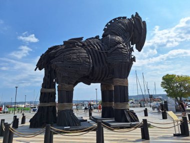 Canakkale, Türkiye 15 Ağustos 2023: Tahta Truva heykeli. Truva filminin çekimlerinden sonra, Canakkale şehrine aksesuar olarak kullanılan ahşap at bağışlandı.