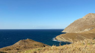 Gökceada, Canakkale 'de rüzgarlı bir günde yüksek volkanik dağ manzaralı Yldzkoy (Arcadia) plajı. Imbros Adası
