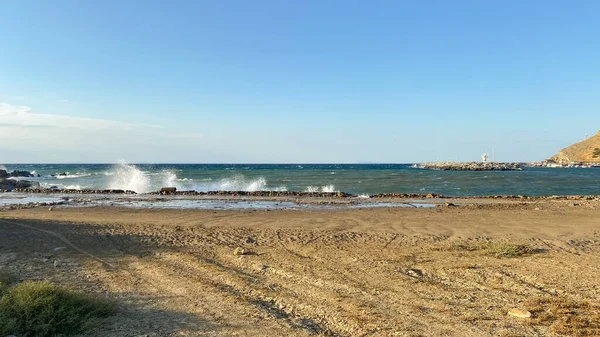 風の強い日にエーゲ海の岩を飛ばす波 イムブロス島のゴッカサダカレコイ海岸の海泡と岩 エーゲ海 トルコ — ストック写真