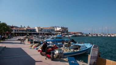 Urla, İzmir, Türkiye 10 Eylül 2023 Limandaki liman limanında bulunan ve Urla, İzmir, Türkiye 'de lüks yatları olan balıkçı tekneleri.