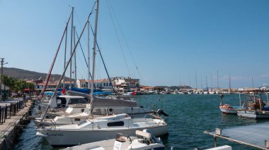 Urla, İzmir, Türkiye 10 Eylül 2023 Deniz feneri, rıhtım ve demirli tekneler Urla 'daki guzelbahce limanında