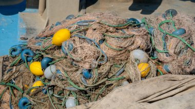 Güvertede birbirine dolanmış balık ağlarına ve şamandıralara yakın çekim