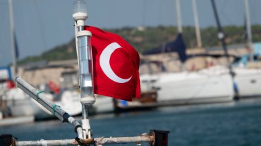 Teknede Türk bayrağı Sack Teos marinasında dalgalandı. İzmir, Ege Türkiye