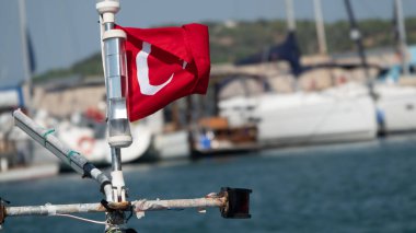 Teknede Türk bayrağı Sack Teos marinasında dalgalandı. İzmir, Ege Türkiye