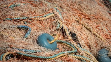 Rıhtımda birbirine dolanmış balık ağlarına ve şamandıralara yakın çekim