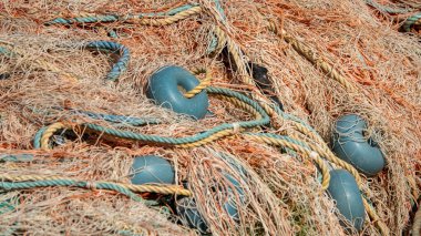 Rıhtımda birbirine dolanmış balık ağlarına ve şamandıralara yakın çekim