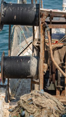 Deniz taşımacılığı: kargo vinci, taşıyıcıdan rıhtıma yük taşımak için bir halat veya zincir bağlamak için bir varil