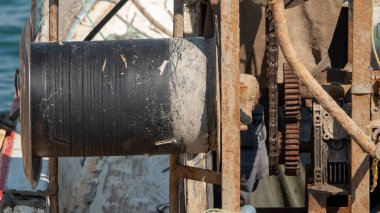 Deniz taşımacılığı: kargo vinci, taşıyıcıdan rıhtıma yük taşımak için bir halat veya zincir bağlamak için bir varil