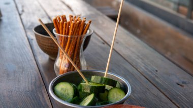 Bira aperatifleri, krakerler, yeni dilimlenmiş salatalıklar...