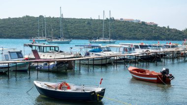 Seferihisar, İzmir, Türkiye, 10 Eylül 2023; Sack Seferihisar ve kıyı manzaralı balıkçı tekneleri balıkçı kulübelerinin bulunduğu bölgede demirli.