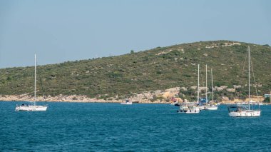 Sigacik Teos sahillerinde gezen lüks yatlar. İzmir, Ege Türkiye 
