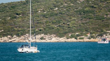 Sigacik Teos sahillerinde gezen lüks yatlar. İzmir, Ege Türkiye 