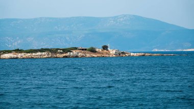 Sgack deniz feneri ve Urla ve Sigacik arasındaki küçük ada. İzmir, Türkiye