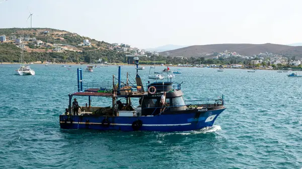 Seferihisar Izmir Turkije September 2023 Een Vissersboot Geankerd Jachthaven Van — Stockfoto