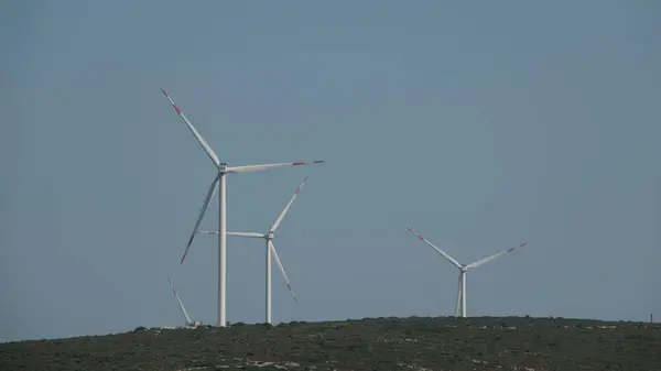Turbinas Eólicas Colocadas Las Montañas Mañana Soleada — Foto de Stock