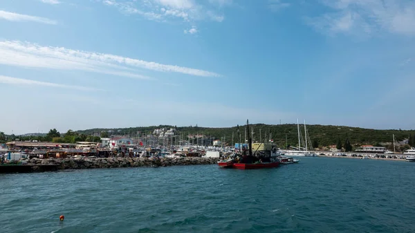 土耳其伊兹密尔Sigacik 9月10日2023年9月10日在土耳其伊兹密尔Sigacik拥有豪华游艇背景的Teos港口码头停泊渔船 — 图库照片