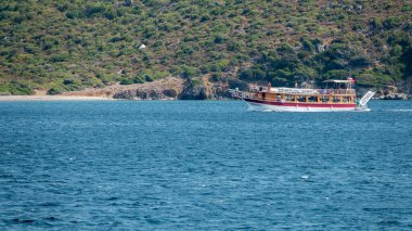 Sigacik, İzmir, Türkiye 10 Eylül 2023: Sigacik körfezlerine demirli günlük tur teknesi. Sigacik, İzmir 'in Seferihisar kentinde popüler bir turizm merkezi..