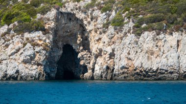 Türkiye 'nin İzmir' in Urla-Seferihisar kıyıları arasındaki Demircili Körfezi 'ndeki deniz mağarası