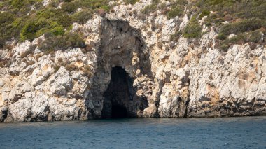 Türkiye 'nin İzmir' in Urla-Seferihisar kıyıları arasındaki Demircili Körfezi 'ndeki deniz mağarası