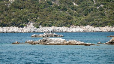 Akdeniz 'de Urla Demircili Körfezi yakınlarındaki Rocky sahili. İzmir, Türkiye
