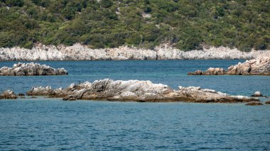 Akdeniz 'de Urla Demircili Körfezi yakınlarındaki Rocky sahili. İzmir, Türkiye