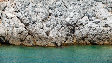 Akdeniz 'de Urla Demircili Körfezi yakınlarındaki Rocky sahili. İzmir, Türkiye