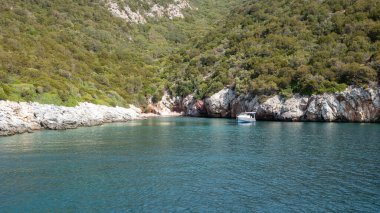 Sigacik, İzmir, Türkiye 10 Eylül 2023 Akdeniz turkuvaz denizi Sigacik Körfezi 'nde küçük bir tekne. Sigacik körfezleri Seferihisar, İzmir, Türkiye 'de popüler bir turizm merkezi..