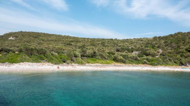 Urla ile Sack.İzmir arasında tur teknelerinin limana yanaştığı kayalıklı temiz bir koy.