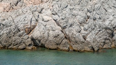 Akdeniz 'de Urla Demircili Körfezi yakınlarındaki Rocky sahili. İzmir, Türkiye