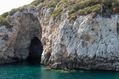 Türkiye 'nin İzmir' in Urla-Seferihisar kıyıları arasındaki Demircili Körfezi 'ndeki deniz mağarası