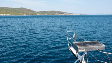 Türkiye 'nin Mugla kentinde, turistik bir tekne güvertesinde deniz kenarındaki ızgara ızgarası