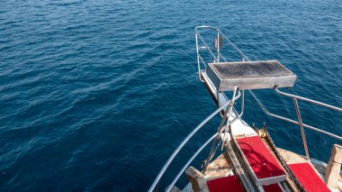 Türkiye 'nin Mugla kentinde, turistik bir tekne güvertesinde deniz kenarındaki ızgara ızgarası