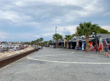 Burhaniye, Balikesir, Türkiye, 15 Ekim 2023: Sonbahar günü kent merkezi. Burhaniye, Ege Bölgesi 'nin Balikesir ilçesine bağlı bir beldedir.