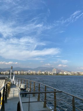 Uckuyular, İzmir, Türkiye, 2 Eylül 2023: İzdeniz tarafından işletilen, İzmir Büyükşehir Belediyesi 'ne bağlı bir feribot Karsiyaka İskelesi' ne yaklaşıyor. Karsiyaka İzmir 'in turistik bölgelerinden biridir..