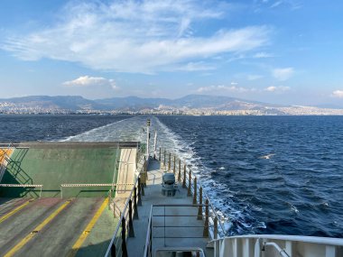 İzmir, Türkiye, 11 Eylül 2023: İzmir Büyükşehir Belediyesi feribotu İzmir Körfezi 'nde. İzmir, Türkiye 'nin turistik bölgelerinden biridir..