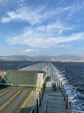 İzmir, Türkiye, 11 Eylül 2023: İzmir Büyükşehir Belediyesi feribotu İzmir Körfezi 'nde. İzmir, Türkiye 'nin turistik bölgelerinden biridir..