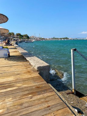 Urla, İzmir, Türkiye - 18 Ağustos 2023: İskele, Urla 'da liman manzarası. Urla, İzmir 'de daha popüler bir balıkçı kasabası..