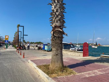 Urla, İzmir, Türkiye 10 Eylül 2023: Balıkçılık ve turistik günlük tekne turu yatlarıyla küçük Urla limanı. Urla, İzmir 'in Urla kentinde popüler bir turizm merkezi..