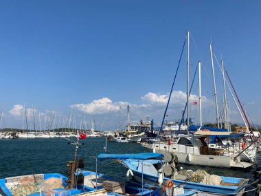 Urla, İzmir, Türkiye - 18 Ağustos 2023: İskele, Urla 'da liman manzarası. Urla, İzmir 'de daha popüler bir balıkçı kasabası..