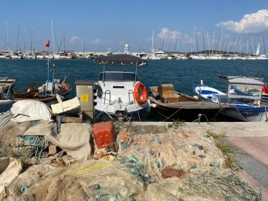 Urla, İzmir, Türkiye - 18 Ağustos 2023: İskele, Urla 'da liman manzarası. Urla, İzmir 'de daha popüler bir balıkçı kasabası..