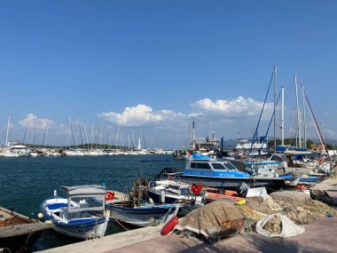 Urla, İzmir, Türkiye - 18 Ağustos 2023: İskele, Urla 'da liman manzarası. Urla, İzmir 'de daha popüler bir balıkçı kasabası..