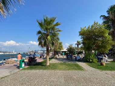 Urla, Türkiye - 18 Ağustos 2023: İskele, Urla 'da liman manzarası. Urla, İzmir 'de daha popüler bir balıkçı kasabası..