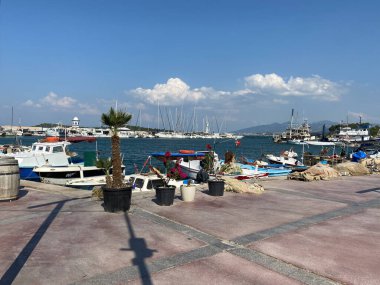 Urla, Türkiye - 18 Ağustos 2023: İskele, Urla 'da liman manzarası. Urla, İzmir 'de daha popüler bir balıkçı kasabası..