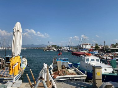 Urla, Türkiye - 18 Ağustos 2023: İskele, Urla 'da liman manzarası. Urla, İzmir 'de daha popüler bir balıkçı kasabası..