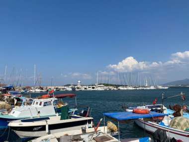  Urla, Türkiye - 18 Ağustos 2023: İskele, Urla 'da liman manzarası. Urla, İzmir 'de daha popüler bir balıkçı kasabası..