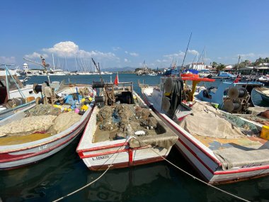 Urla, İzmir, Türkiye 10 Eylül 2023: Balıkçılık ve turistik günlük tekne turu yatlarıyla küçük Urla limanı. Urla, İzmir 'in Seferihisar kentinde popüler bir turizm merkezi..