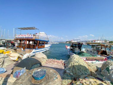 Urla, İzmir, Türkiye 10 Eylül 2023: Balıkçılık ve turistik günlük tekne turu yatlarıyla küçük Urla limanı. Urla, İzmir 'in Seferihisar kentinde popüler bir turizm merkezi..