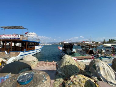 Urla, İzmir, Türkiye 10 Eylül 2023: Balıkçılık ve turistik günlük tekne turu yatlarıyla küçük Urla limanı. Urla, İzmir 'in Seferihisar kentinde popüler bir turizm merkezi..