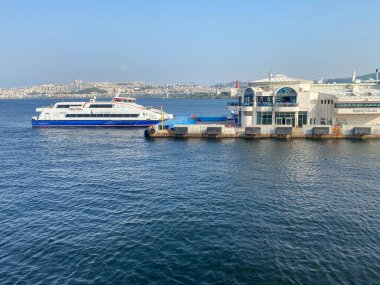 İzmir, Türkiye 11 Eylül 2023 Uckuyular feribot limanındaki yolcu feribotu. Kuyular iskelesi İzmir 'in en işlek iskelesidir..